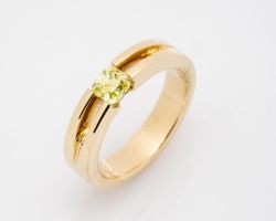 Gelber Diamant in einem Gelbgoldring