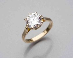 Verlobungsring aus Gelbgold mit einem grossen Diamanten.jpg