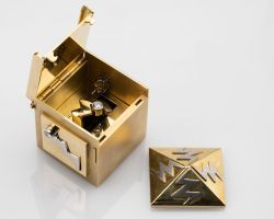 Schmuckkasten aus Gold: Brosche, Ring und Ohrstecker