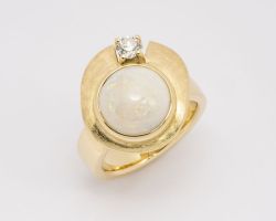Goldring mit Opal und Diamant aus dem Goldschmiedekurs