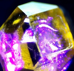 Gelber synthetischer Diamant