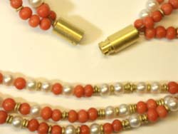 Kette mit Perlen, Koralle und goldenen Segmenten aus der Goldschmiede in Berlin.
